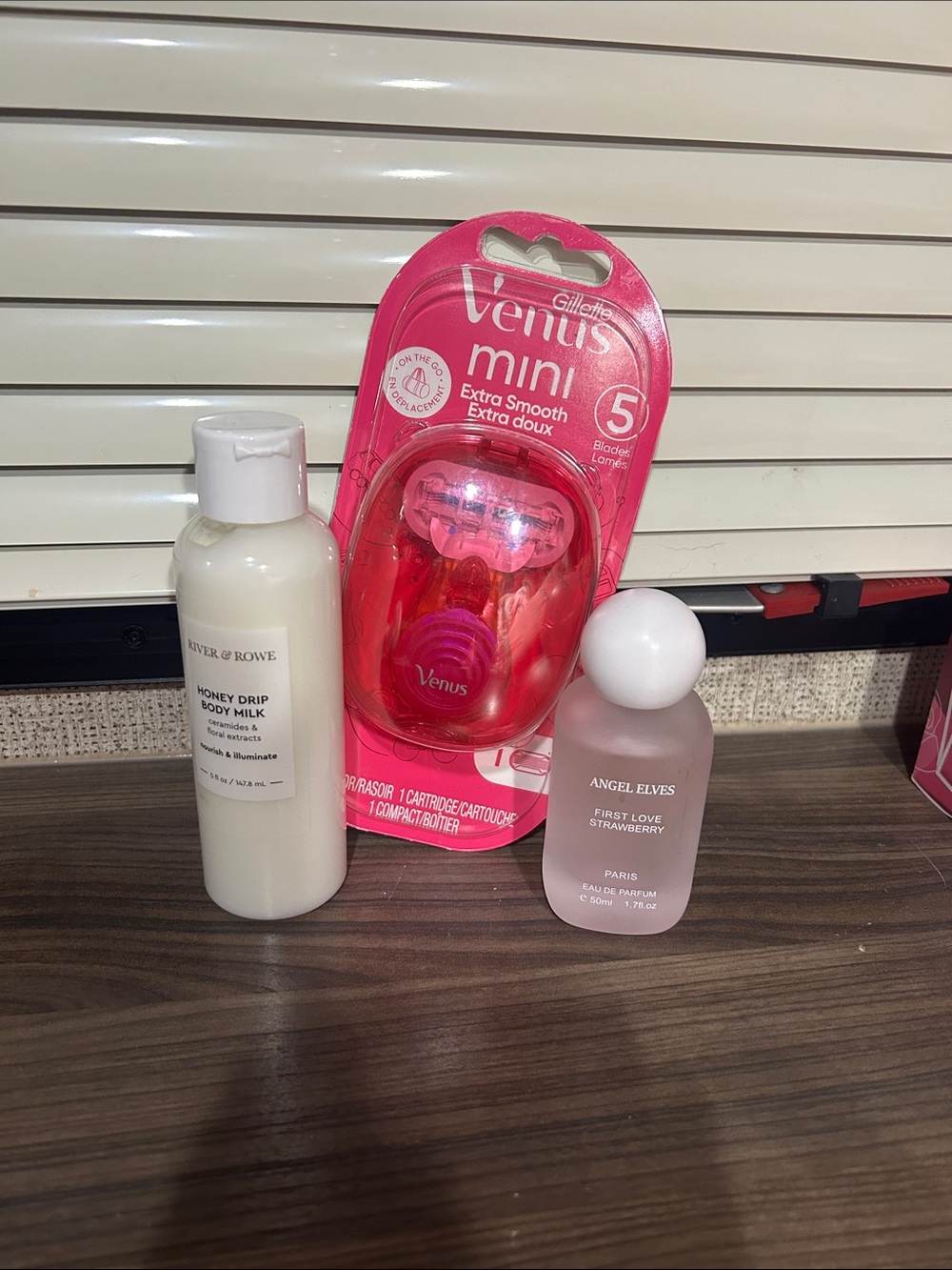 Gillette Venus Mini Razor and body bundle